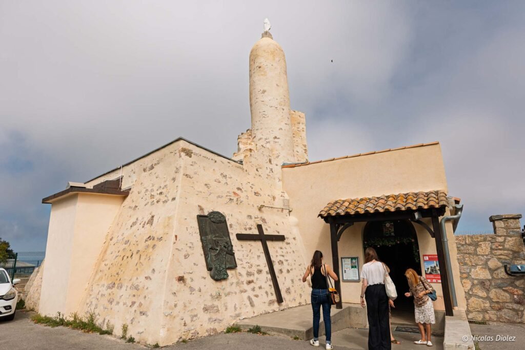 Chapelle Notre-Dame de la Salette au sommet du Mont Saint-Clair à Sète avec des visiteurs à l'entrée.