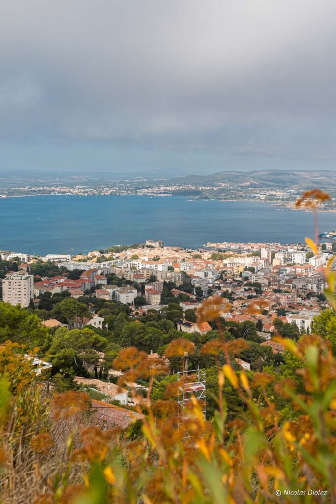Vue panoramique de la ville de Sète et de l'étang de Thau depuis le Mont Saint-Clair.