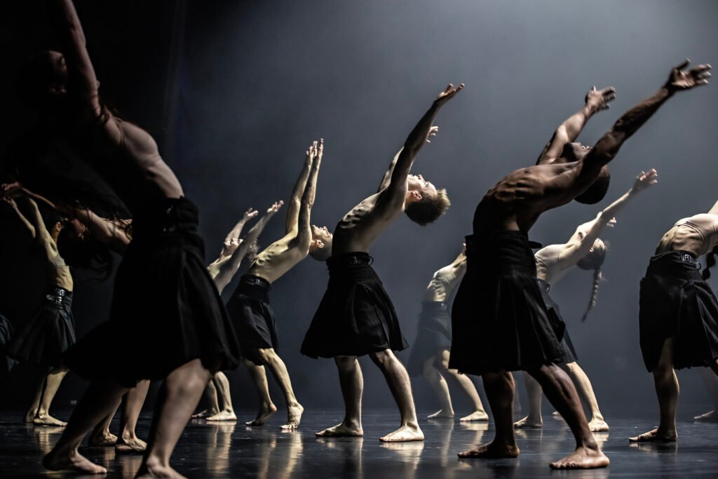 Danseurs interprétant Requiem(s) d'Angelin Preljocaj sur scène, spectacle de danse contemporaine à Paris.