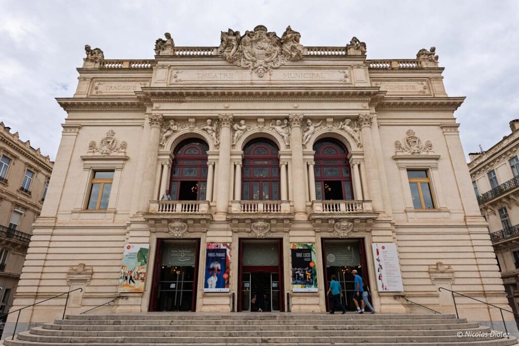 Façade du Théâtre Molière de Sète avec ses colonnes classiques, ses sculptures et ses affiches de spectacles culturels.