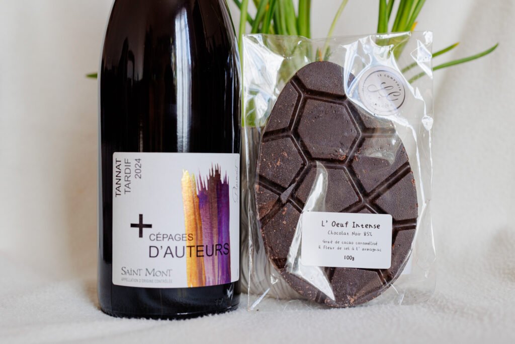 Bouteille de vin rouge Saint Mont et œuf de Pâques en chocolat noir pour accompagner vos dégustations de Pâques.