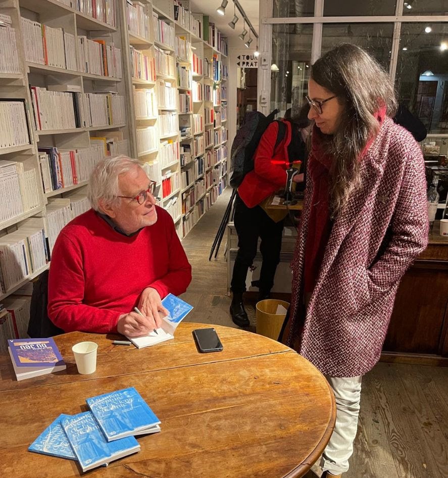 Séance de dédicace de livre pour une idée cadeau originale lors de la fête des mères en librairie.