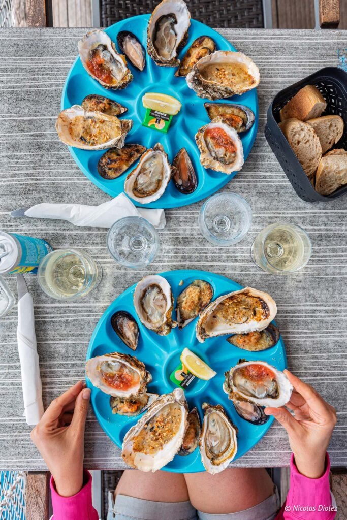 Plateaux de fruits de mer avec huîtres farcies, moules et citron, servis au restaurant Coqui Thau.