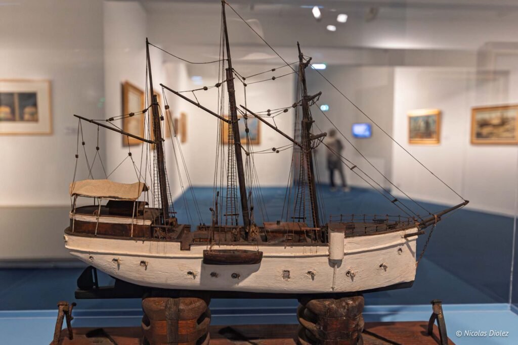 Maquette de bateau exposée à l'Espace Paul Valéry, photographiée par Nicolas Diolez.