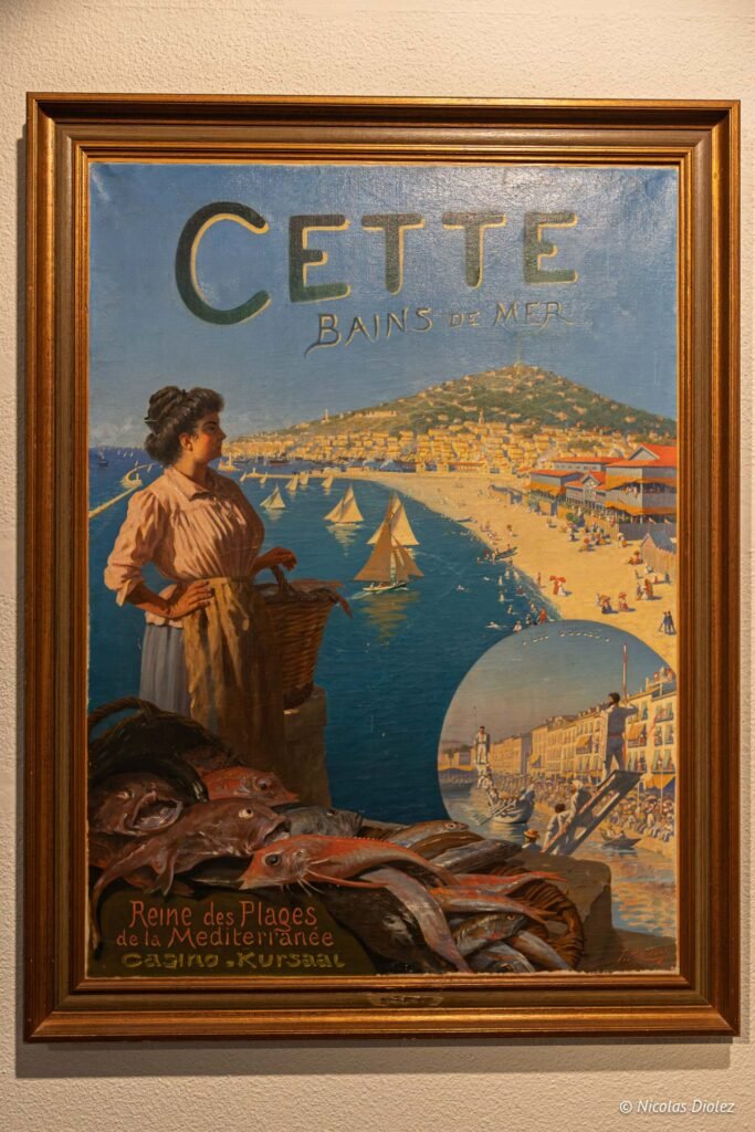 Affiche ancienne représentant Sète, bains de mer, une poissonnière et des voiliers à l'Espace Paul Valéry.