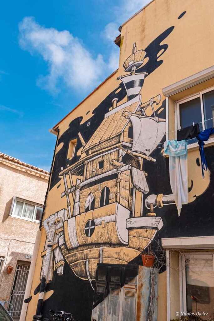 Grande fresque murale représentant un navire sur la façade d'une maison du quartier de La Pointe Courte à Sète.