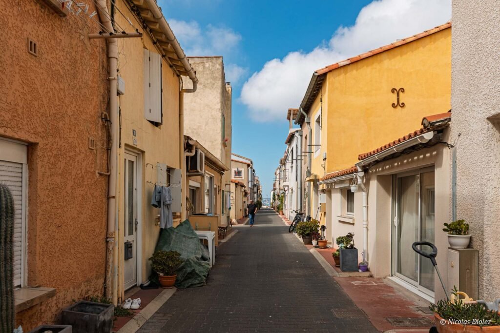 Ruelle étroite et pittoresque du quartier de La Pointe Courte à Sète avec ses maisons colorées.