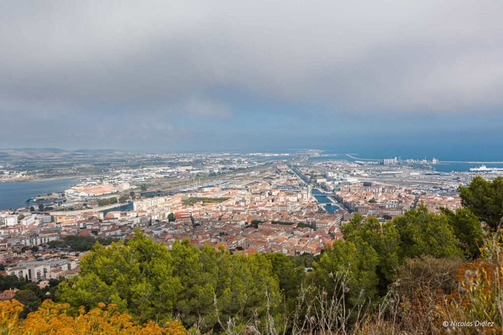 Panorama de la ville de Sète et de son port depuis le sommet du Mont Saint-Clair.