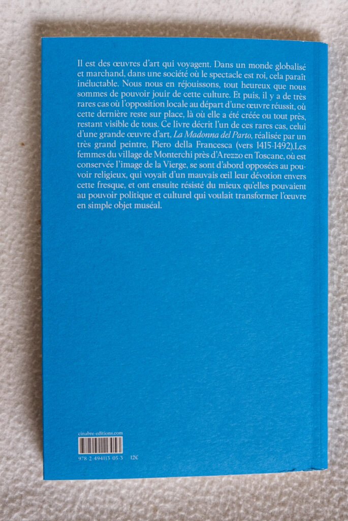 Quatrième de couverture bleue du livre La Madonna del Parto de Piero della Francesca, avec résumé et code-barres.