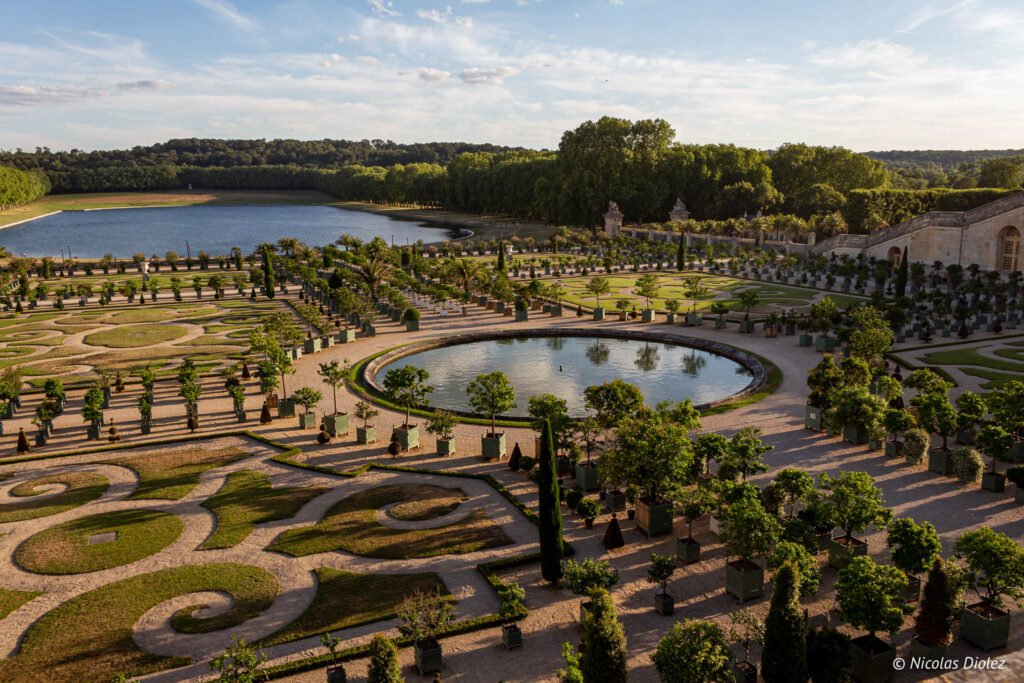 Jardins à la française et bassin de l'Orangerie au Château de Versailles lors des Grandes Eaux.