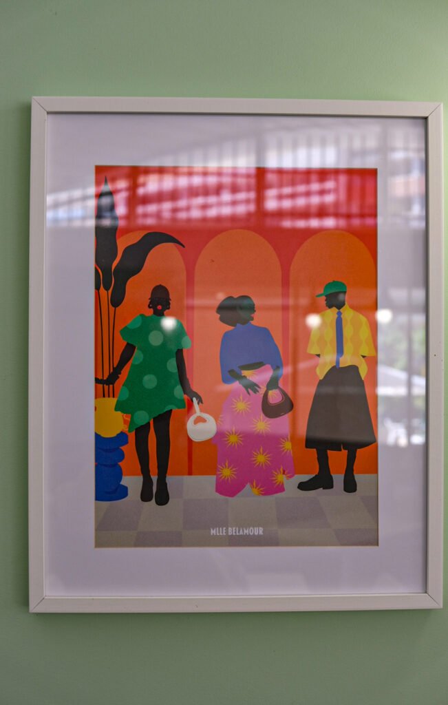 Illustration encadrée Mlle Belamour montrant trois personnes stylisées devant des arches orange.