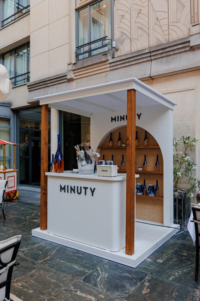 Stand de dégustation Minuty éphémère sur la terrasse de l'Hôtel Le Collectionneur à Paris.