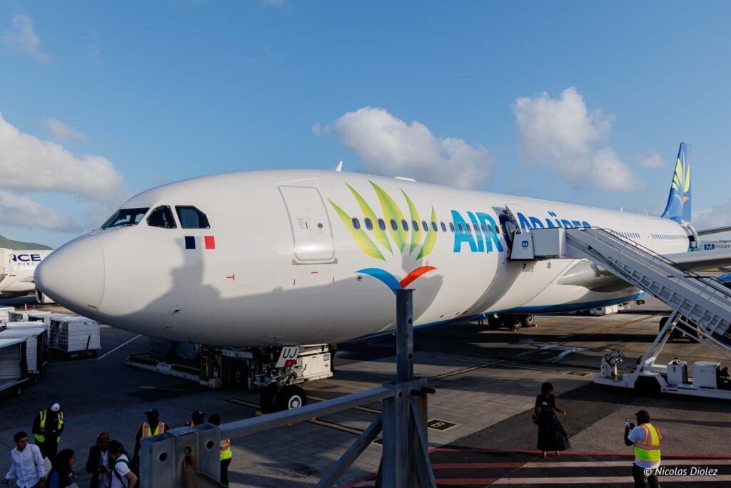Avion d'Air Caraïbes stationné sur le tarmac à Saint-Martin lors d'un vol inaugural.