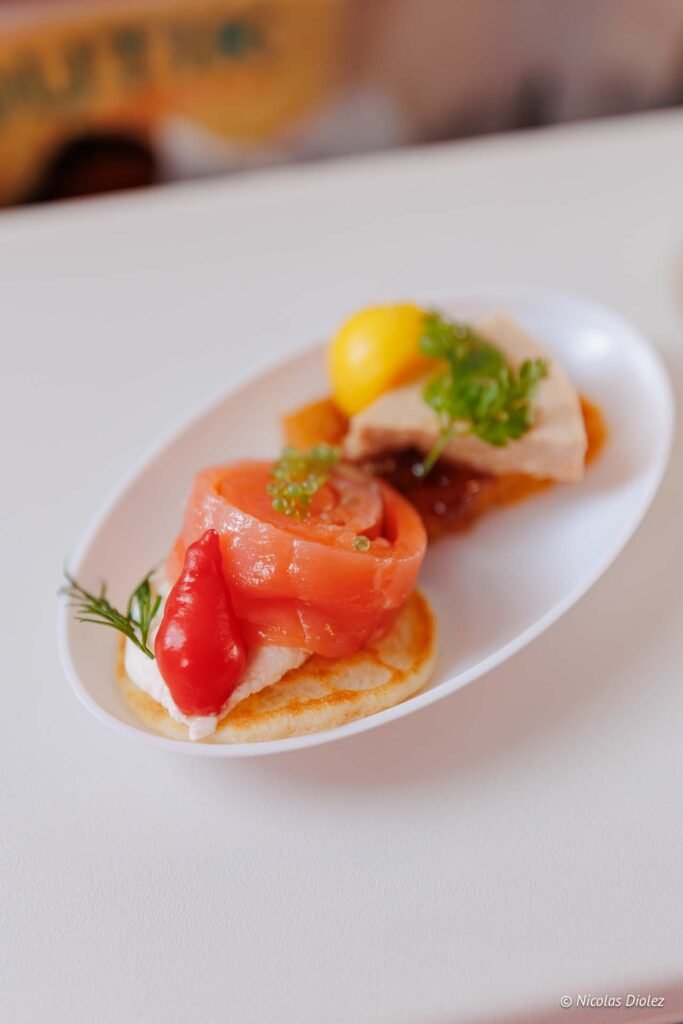 Assiette de mignardises salées proposée lors du vol inaugural d'Air Caraïbes vers Saint-Martin.