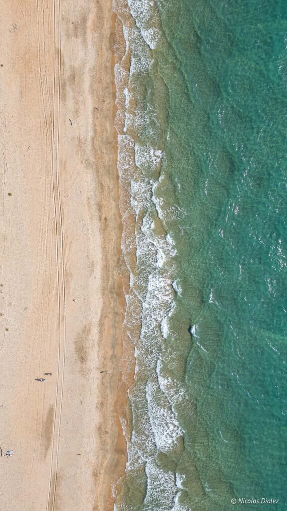 Vue aérienne par drone de la plage et des vagues à Sète.