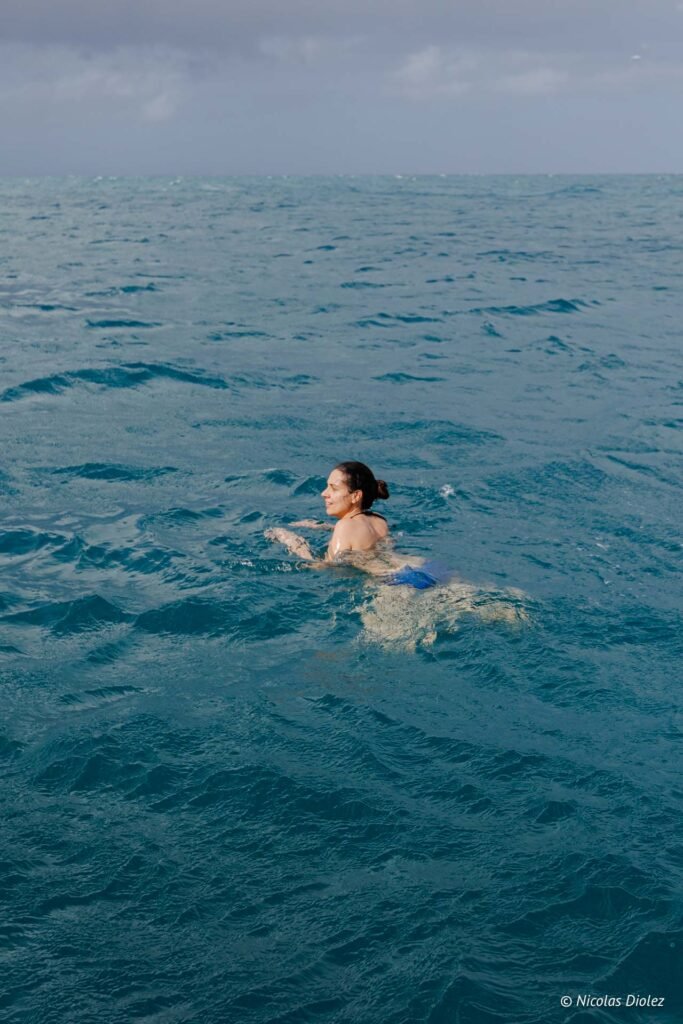 Femme nageant dans la mer lors d'une excursion en bateau à Saint-Martin.