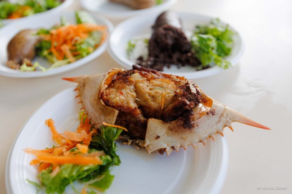 Assiette de crabe farci traditionnel antillais servi avec de la salade à Grand-Case, Saint-Martin.
