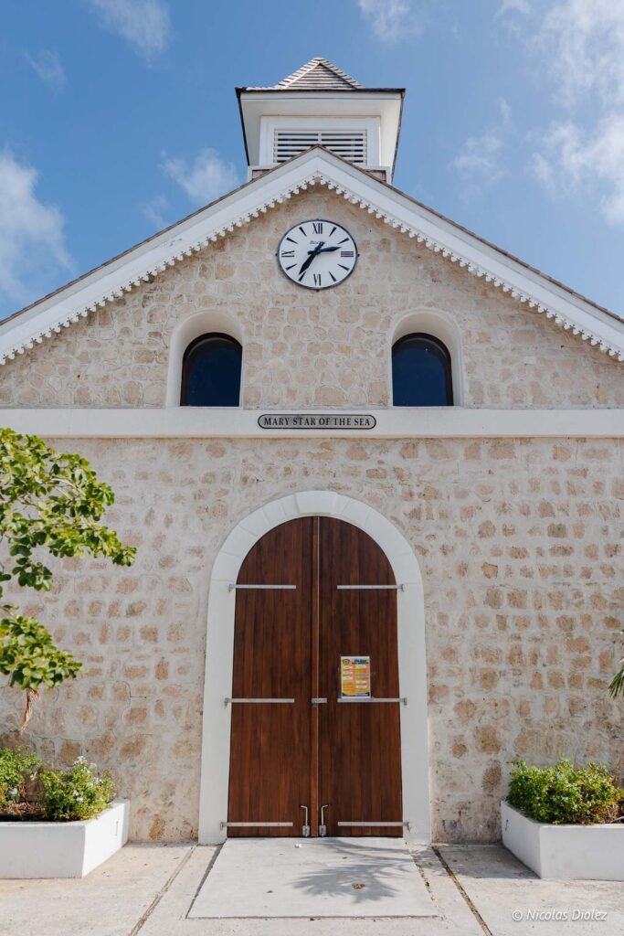Façade en pierre de l'église Mary Star of the Sea à Grand-Case, Saint-Martin.