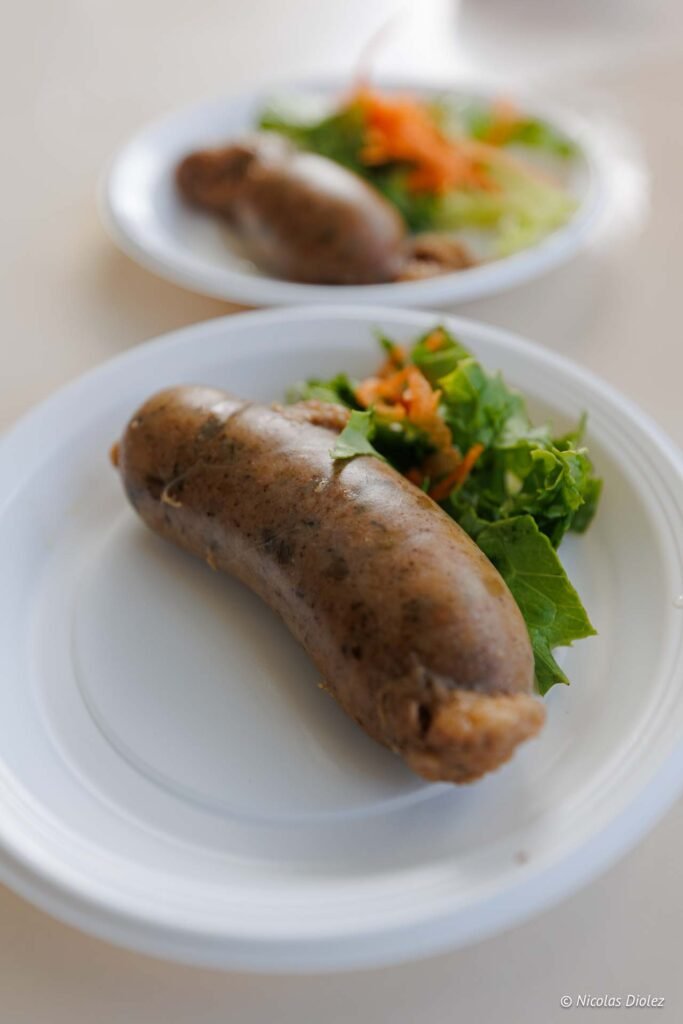 Assiette de boudin créole servi avec de la salade verte à Grand-Case, Saint-Martin.