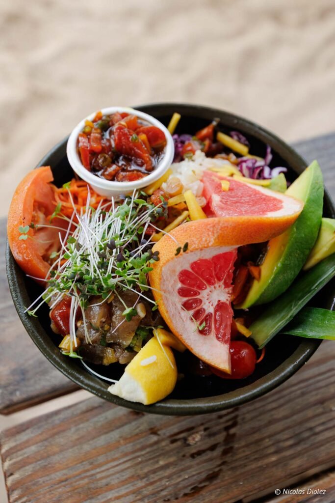 Poké bowl frais avec thon, avocat, pamplemousse, tomates et germes à l'Îlet Pinel, Saint-Martin.