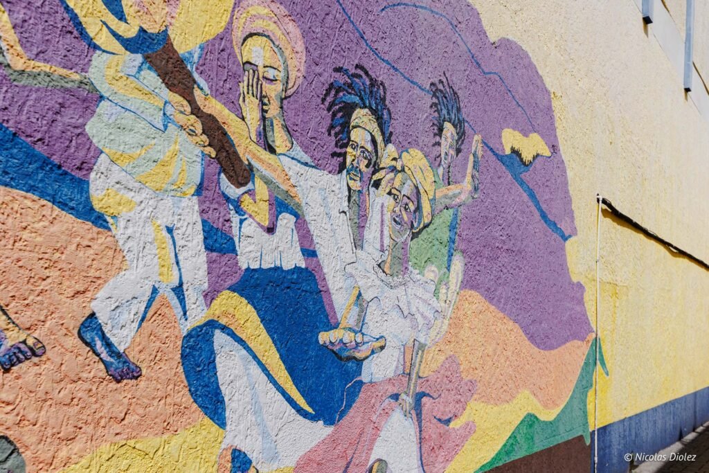 Fresque murale colorée représentant des personnages dans la partie hollandaise de Saint-Martin.