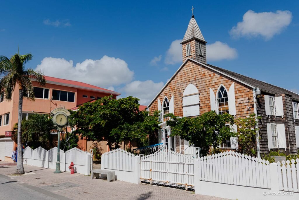 Église traditionnelle en bois avec un clocher à Philipsburg, partie hollandaise de Saint-Martin.