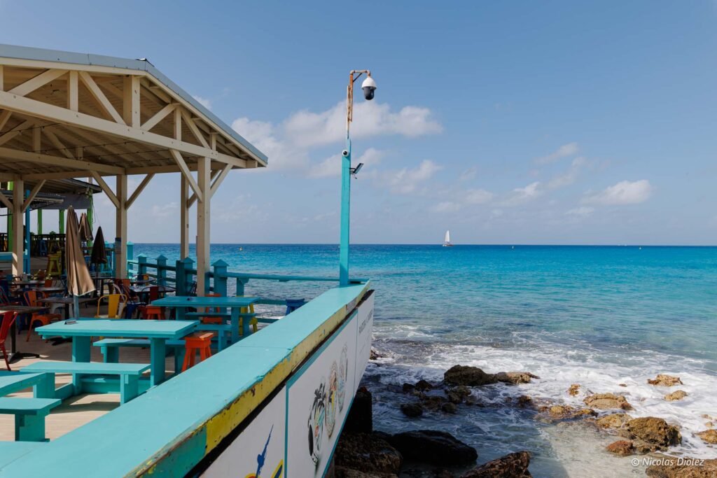 Terrasse de restaurant en bord de mer dans la partie hollandaise de Saint-Martin avec vue sur l'océan.