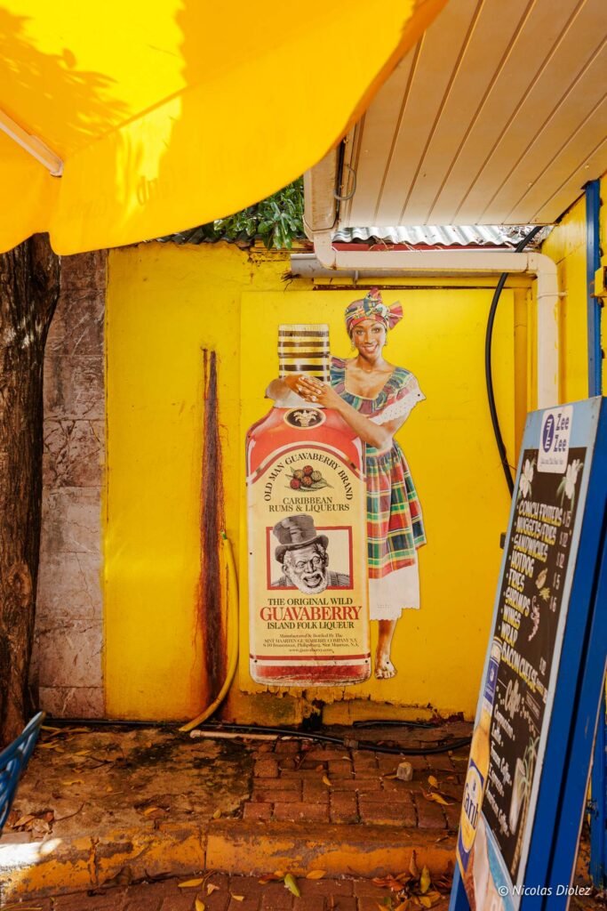 Peinture murale publicitaire colorée pour la liqueur Old Man Guavaberry à Saint-Martin.