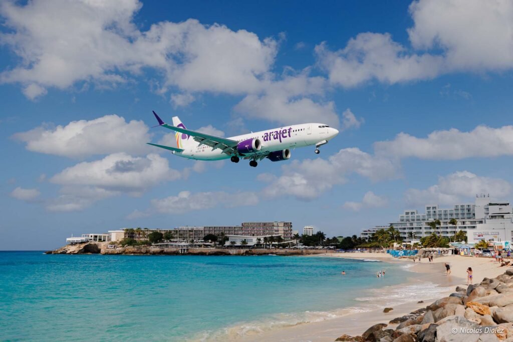 Avion atterrissant à basse altitude au-dessus de Maho Beach dans la partie hollandaise de Saint-Martin.