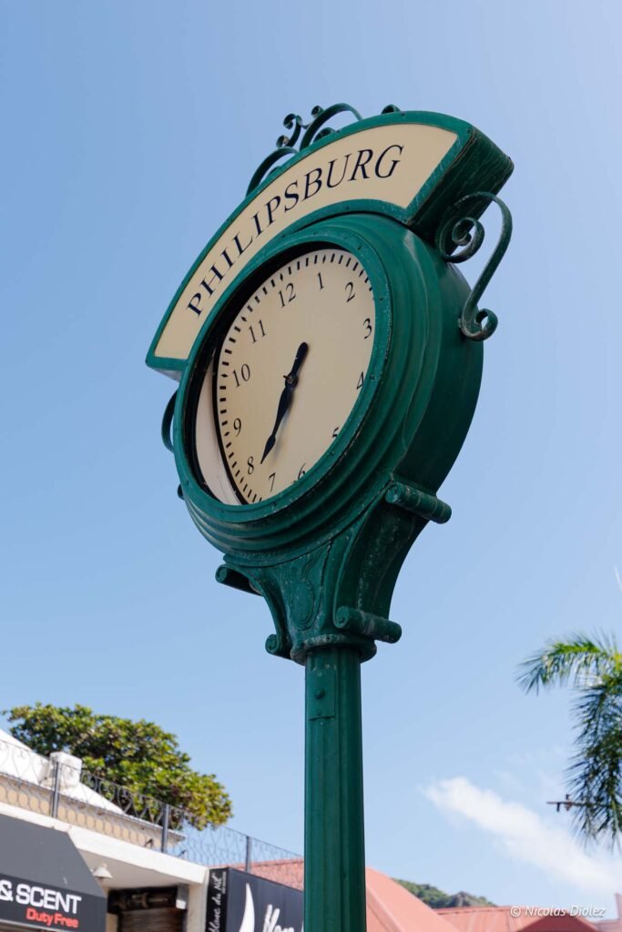 Horloge publique verte portant l inscription Philipsburg à Saint-Martin.