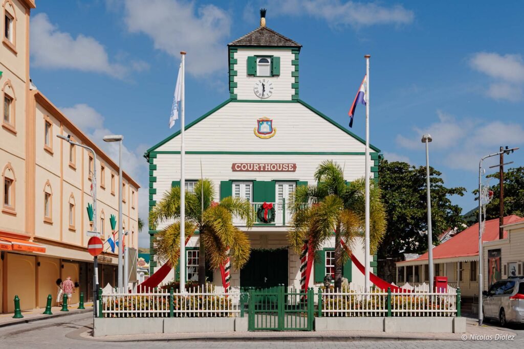 Façade du tribunal historique Courthouse à Philipsburg, partie hollandaise de Saint-Martin, avec drapeaux et palmiers.