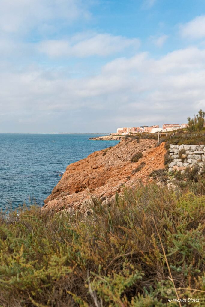Falaises rocheuses surplombant la mer Méditerranée sur le sentier du littoral près de Sète.