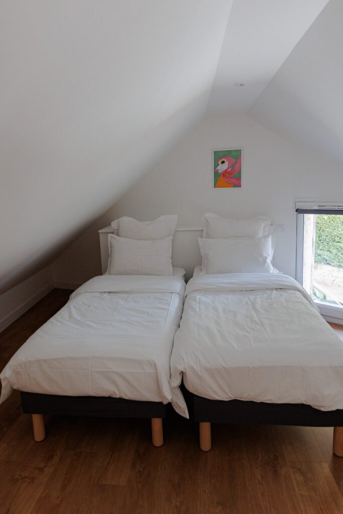 Attic bedroom with two single beds at Le Logis du Pressoir in Sainte-Suzanne.