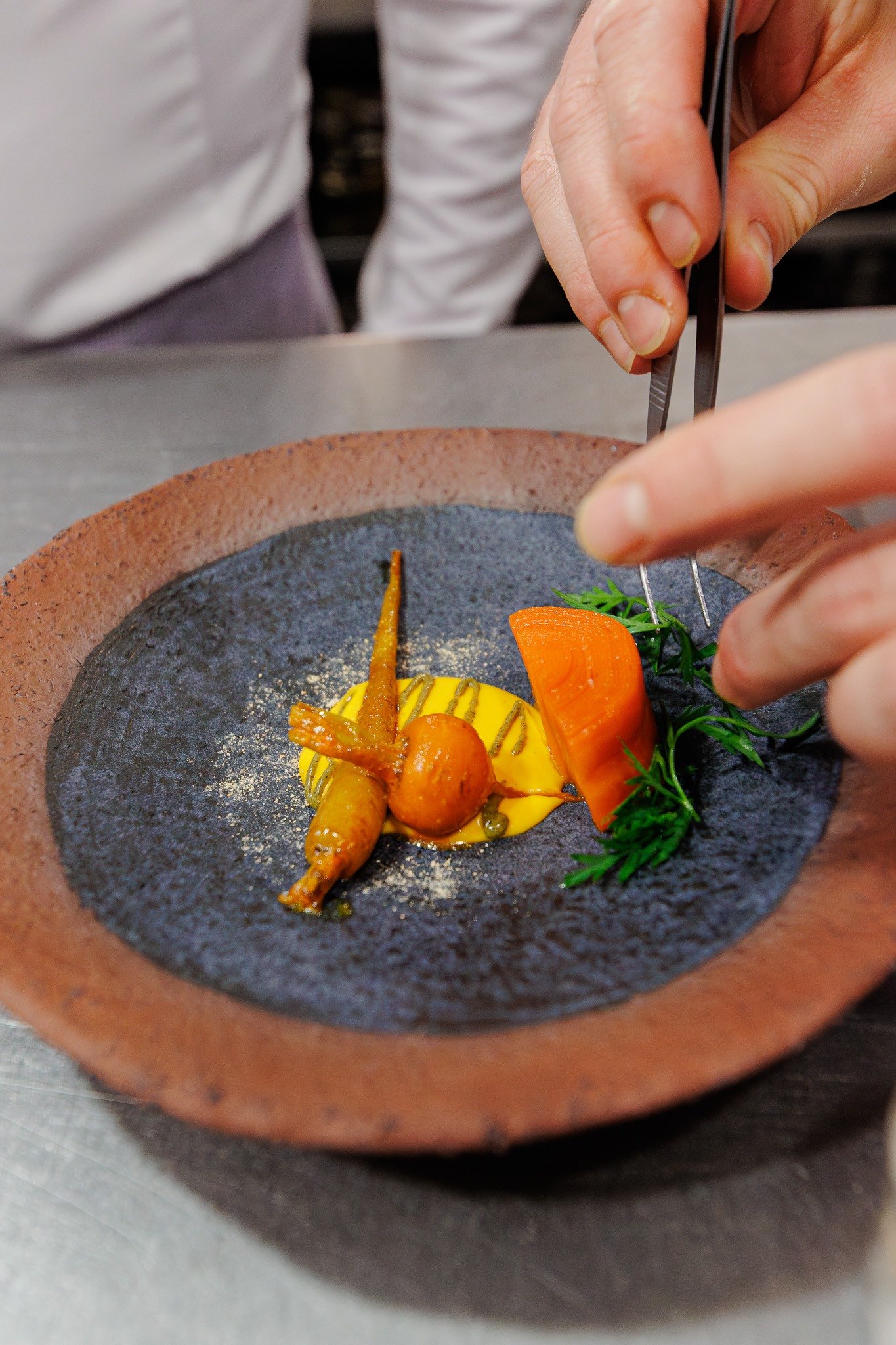 Un cuisinier termine le dressage d’une assiette à Côté Parc, au Domaine de Beaulieu.