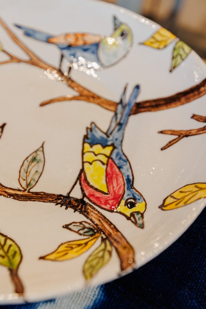 Assiette en céramique à motif d’oiseaux chez Rouge Garance