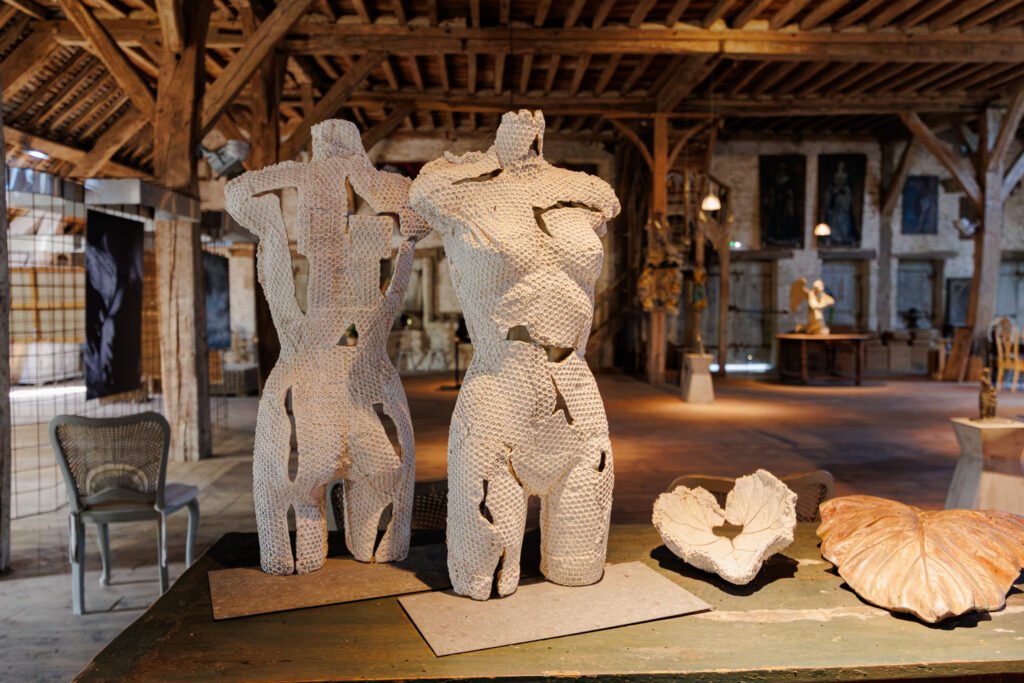 Sculptures sous la charpente de Rouge Garance