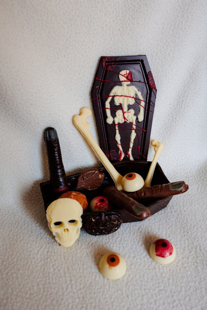 Chocolats de Halloween en forme de cercueil avec squelette, crâne, os et globes oculaires.