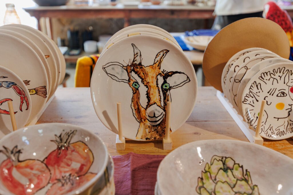 Assiettes en céramique peintes à la main chez Rouge Garance